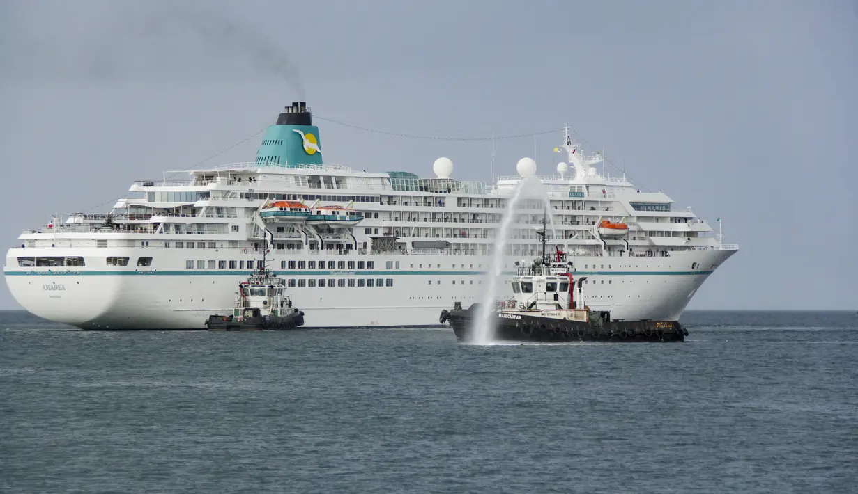 Kapal pesiar MS Amadea dengan sekitar 500 wisatawan dari berbagai negara Eropa tiba di pelabuhan El Guamache di Isla Margarita, negara bagian Nueva Esparta, Venezuela (3/1/2023). Kapal pesiar Jerman MS Amadea adalah yang pertama tiba di Venezuela Pulau Karibia setelah 15 tahun. (AFP/Gustavo Granado)