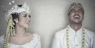 Hamish Daud kini telah resmi menjadi suami dari Raisa Andriana. Pernikahan yang terbilang megah itu telah dilangsungkan pada Minggu, 3 September 2017 lalu  di Ayana MidPlaza Hotel, Jakarta Pusat. (Instagram/hamishdw)