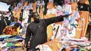 Seorang pedagang menunjukkan barang dagangannya di pasar menjelang Piala Afrika 2023 di Abidjan, Pantai Gading pada 6 Januari 2024 waktu setempat. (AFP/Issouf Sanogo)