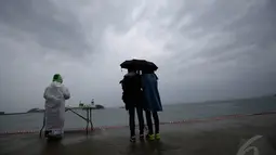 Meski hujan mengguyur, keluarga korban tetap setia menunggu Tim SAR untuk mendapat informasi tentang keluarganya yang hilang di tragedy Feri Sewol, Minggu (27/04/2014) (Reuters/ Kim Kyung-Hoon).