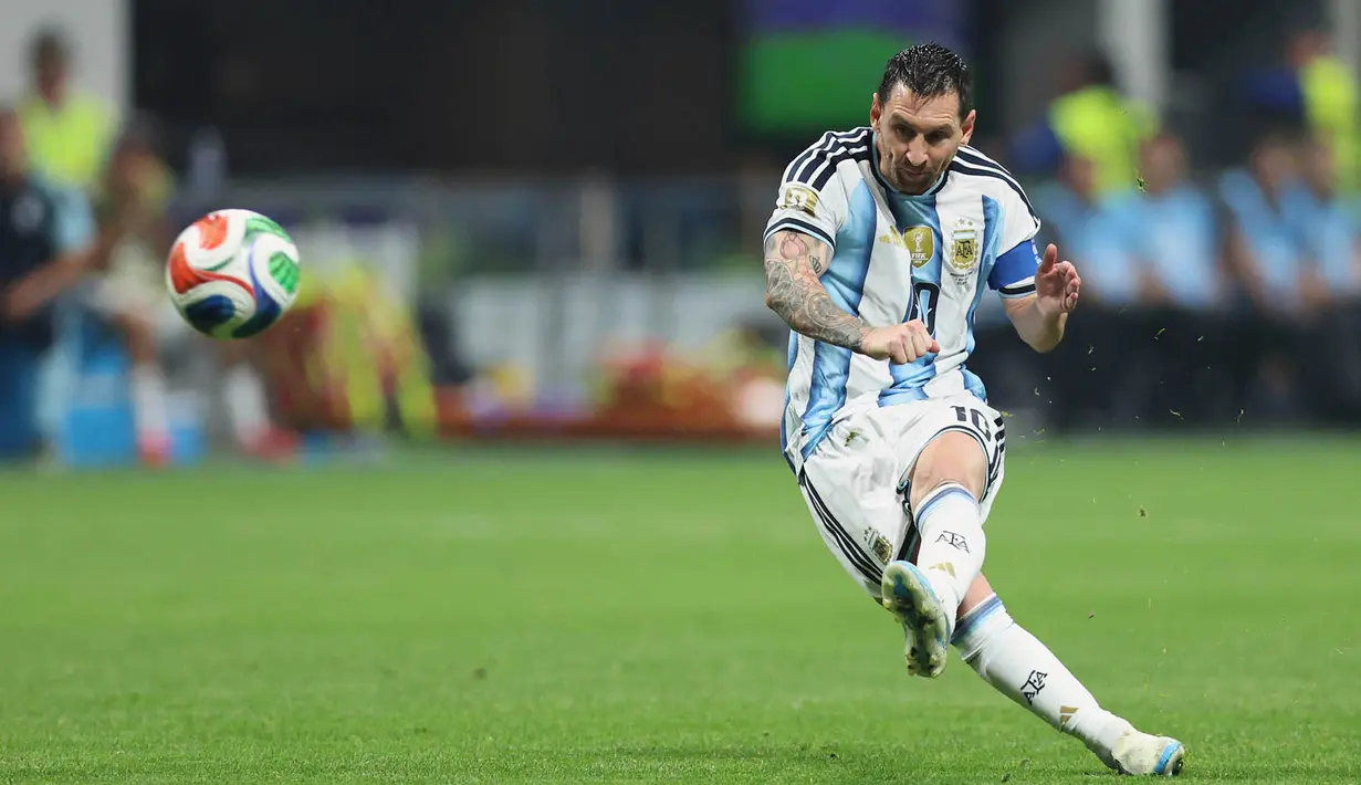 Pemain Argentina Lionel Messi  melakukan  tendangan bebas selama pertandingan sepak bola babak 16 besar Piala Dunia antara Argentina dan Mesir di Atlanta, Selasa, 7 Juli 2026. (AP Photo/Colin Hubbard)