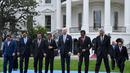 Presiden Joko Widodo (ketiga kanan) bersama Presiden AS Joe Biden (kelima kiri) dan Pemimpin Asia Tenggara dari Perhimpunan Bangsa-Bangsa Asia Tenggara (ASEAN) selama foto keluarga untuk KTT Khusus ASEAN-AS di Halaman Selatan Gedung Putih di Washington, DC pada 12 Mei 2022. (Nicholas Kamm/AFP)