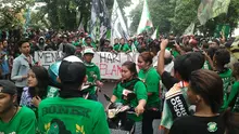 Sekitar 10 ribu Bonek Mania melakukan aksi turun ke jalan saat sidang terakhir sengketa hak atas nama dan logo Persebaya, Kamis (30/6/2016). (Bola.com/Fahrizal Arnas)