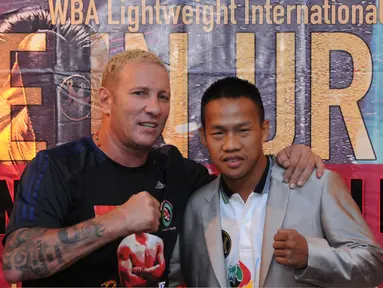 Pelatih Craig Crishtian (kiri) berfoto bersama Daud Jordan usai memberikan keterangan gelaran Battle In Uruguay, Jakarta, Kamis (31/3/2016). Laga ini juga bagian penghormatan kepada mantan Presiden WBA, Gilberto Mendoza. (Liputan6.com/Helmi Fithriansyah)