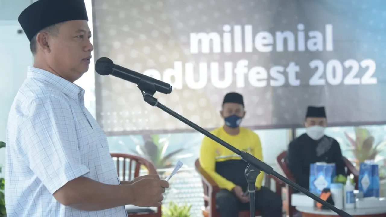 Wakil Gubernur Jawa Barat Uu Ruzhanul Ulum menyerahkan penghargaan pada Milenial EdUUfest 2022 secara hybrid yang digagas oleh Dinas Komunikasi dan Informatika Provinsi Jawa Barat di Menara Gedung Sate, Kota Bandung, Selasa (26/4/2022).