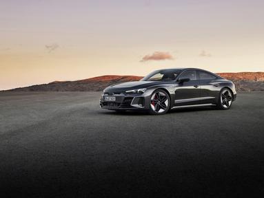 Audi RS E-Tron GT merupakan sebuah sedan mewah bertenaga listrik yang berada pada segmen sedan empat pintu. Sedan mewah ini memiliki mesin istrik yang berjumlah 2 buah dengan tenaga hingga 637hp dengan baterai kapasitas 93.4 kWh yang memungkinkan mobil ini melaju sejauh 425km. (Source: auto-data.net)