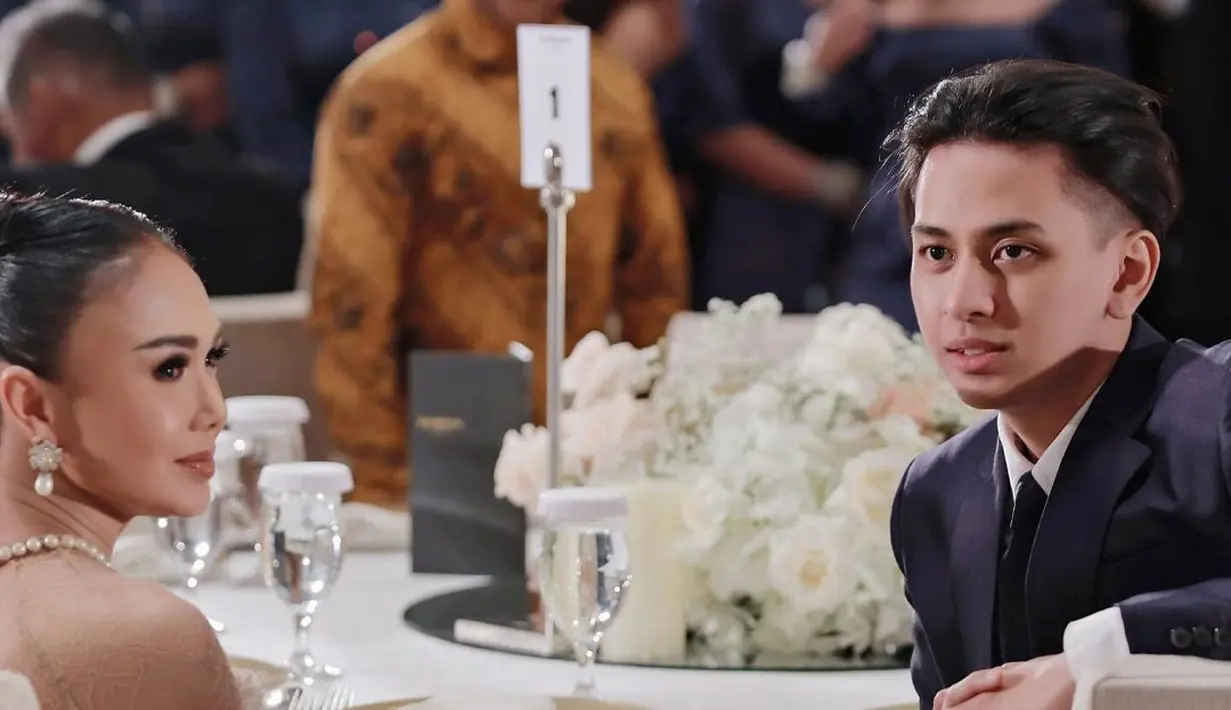 Yuni Shara sering mengunggah momen-momen ia bersama dua putranya. Di sini salah satunya, Cavin bersama Yuni Shara dan mantan suaminya dibalut baju pesta dan setelan formal. [Foto: Instagram/yunishara36]