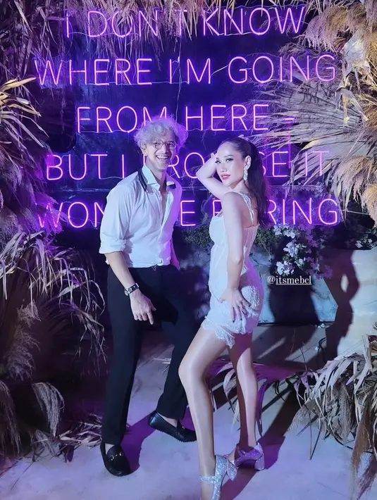 <p>BCL tampil dengan mini sleeveless warna putih dengan model bustier lace. Membuat tampil seksi nan elegan. [@didietmaulana]</p>