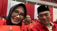 Ketua DPC PDIP Kota Cirebon Fitria Pamungkaswati foto bersama Wali Kota Cirebon Nashrudin Azis di rangkaian HUT ke 50 PDIP. (Istimewa)