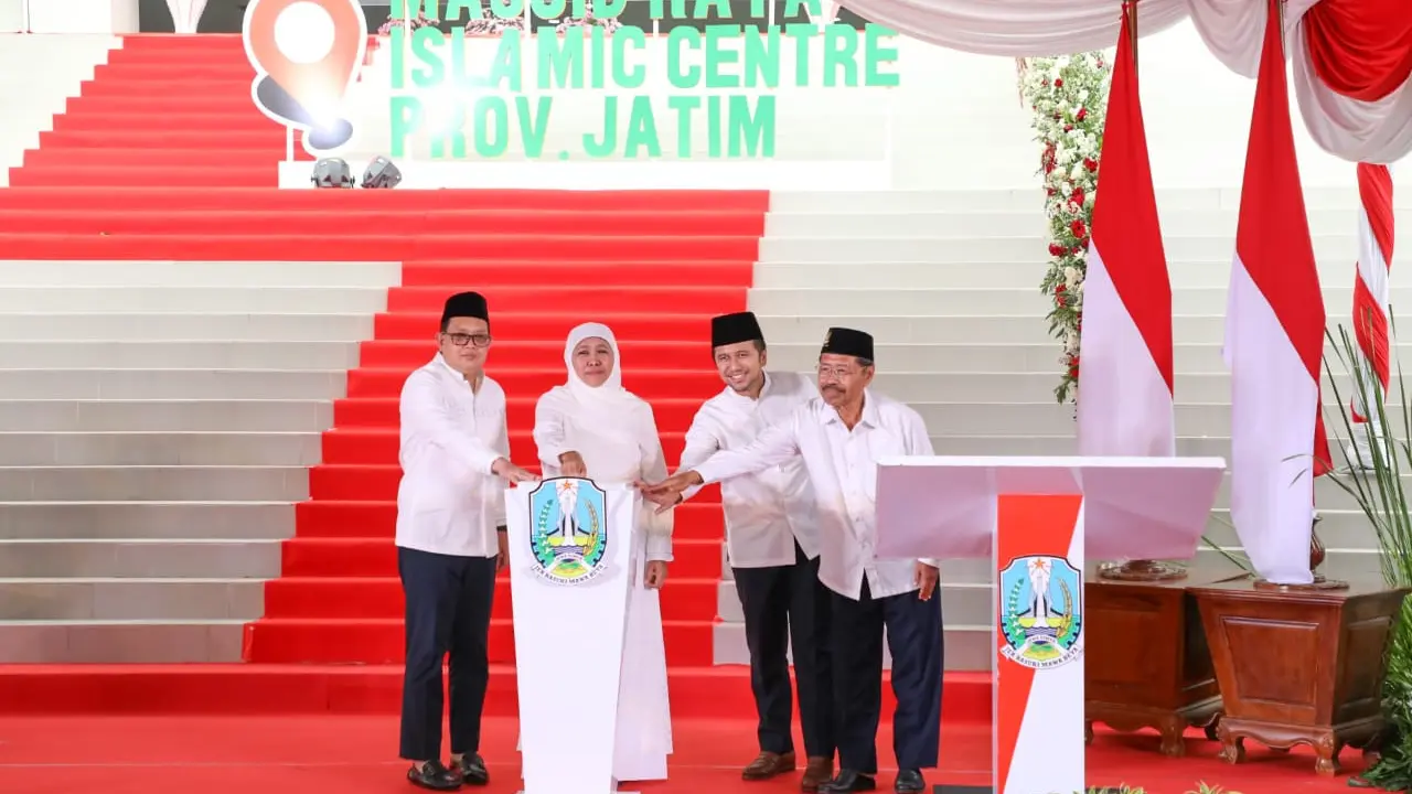 Khofifah dan Emil Dardak meresmikan masjid Islamic Centre Jatim yang didesain Emil Dardak. (IStimewa)