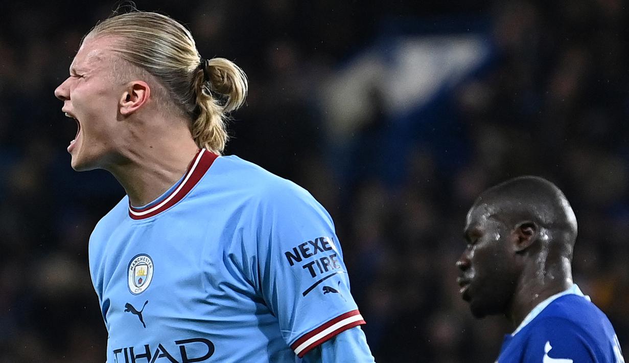 Selebrasi Striker Manchester City, Erling Haaland setelah berakhirnya laga Liga Inggris 2022/2023 menghadapi Chelsea di Stamford Bridge, London (5/1/2023). Erling Haaland masih berpeluang membobol gawang Chelsea pada pertemuan kedua yang dijadwalkan akan berlangsung pada pekan ke-37 musim ini. (AFP/Glyn Kirk)
