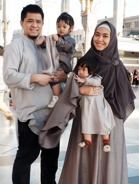Beberapa kenangan dalam perjalanan umrah kali ini. Salah satunya, pengalaman mengharukan saat menjalankan ibadah sa'i. Sambil mengendong dua putrinya, ia terus berdoa hingga berlinang air mata. (Instagram/okisetianadewi)