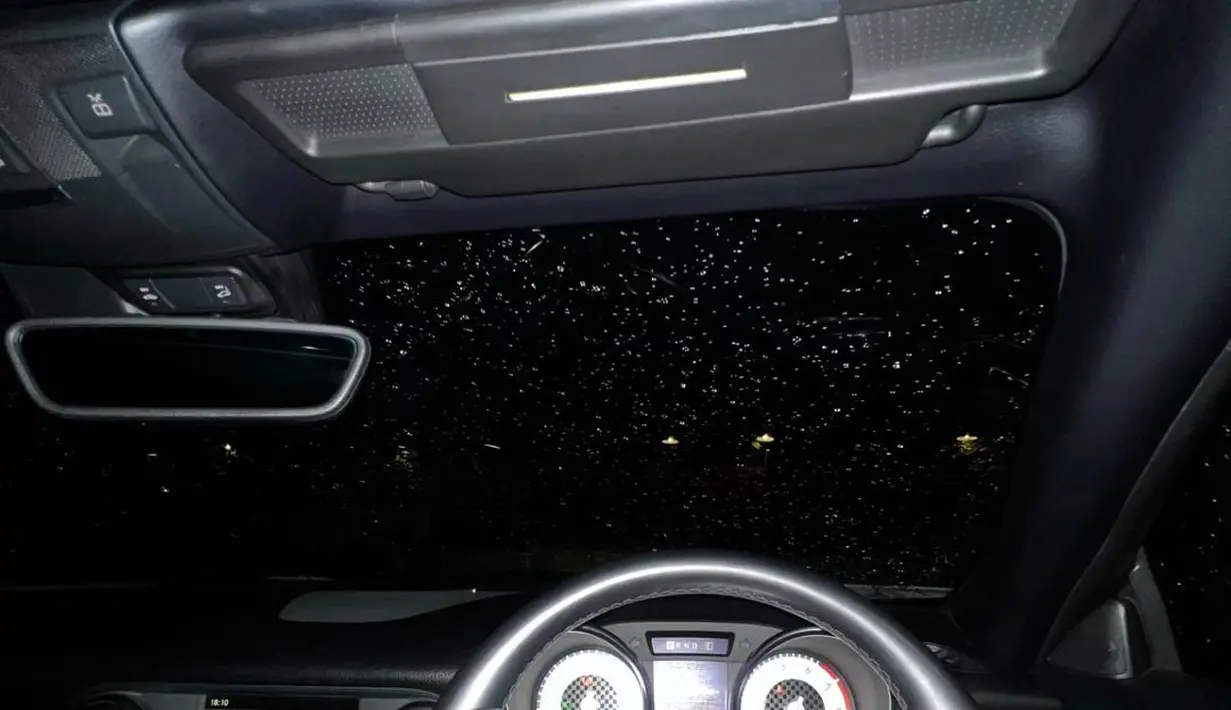 Tidak hanya itu, Kiesha juga membagikan potret interior mobil barunya yang elegan dengan dominasi warna hitam yang mengesankan. Melalui unggahan tersebut, Kiesha turut memperlihatkan betapa berharganya hadiah tersebut baginya.  (Liputan6.com/IG/@kiesha.alvaro)