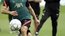 Pemain Liverpool Mohamed Salah melakukan tendangan saat sesi latihan di Stade de France, Saint Denis, Prancis, 27 Mei 2022. Liverpool dan Real Madrid membuat persiapan terakhir mereka sebelum saling berhadapan dalam pertandingan sepak bola final Liga Champions. (AP Photo/Manu Fernandez)