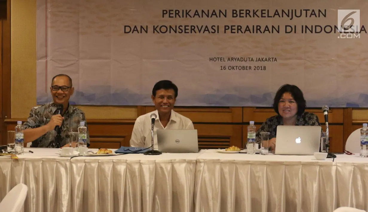 Kepala Pusat Riset Perikanan KKP RI Toni Ruchimat (tengah), Executive Director of Coral Triangle Center Rili Djohari (kanan) saat workshop untuk wartawan tentang perikanan berkelanjutan, Jakarta, Selasa (16/10). (Liputan6.com/Angga Yuniar)