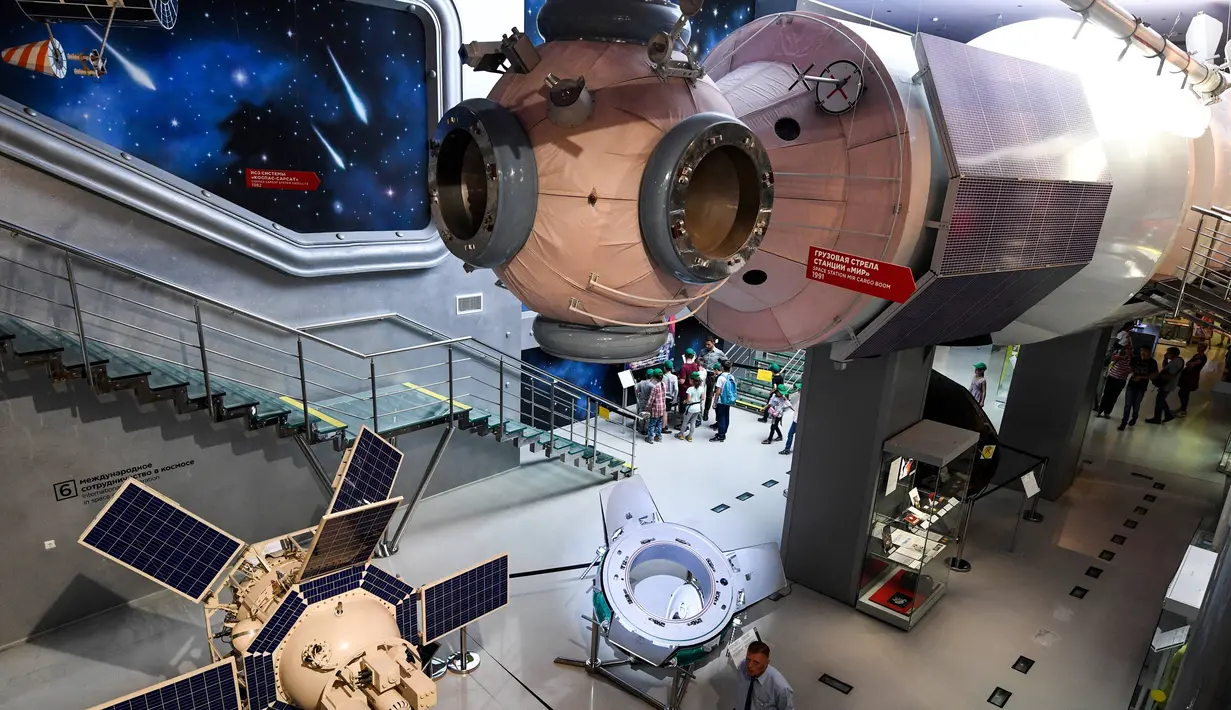 Suasana Museum of Cosmonautics di Moskow (20/8/2019). Museum ini berisi berbagai pameran, mulai dari berbagai baju yang dikenakan para astronaut, koleksi kamera yang sempat dibawa ke luar angkasa, sampai replika pesawat ruang angkasa pun ada di museum ini. (AFP Photo/Kirill Kudryavtsev)