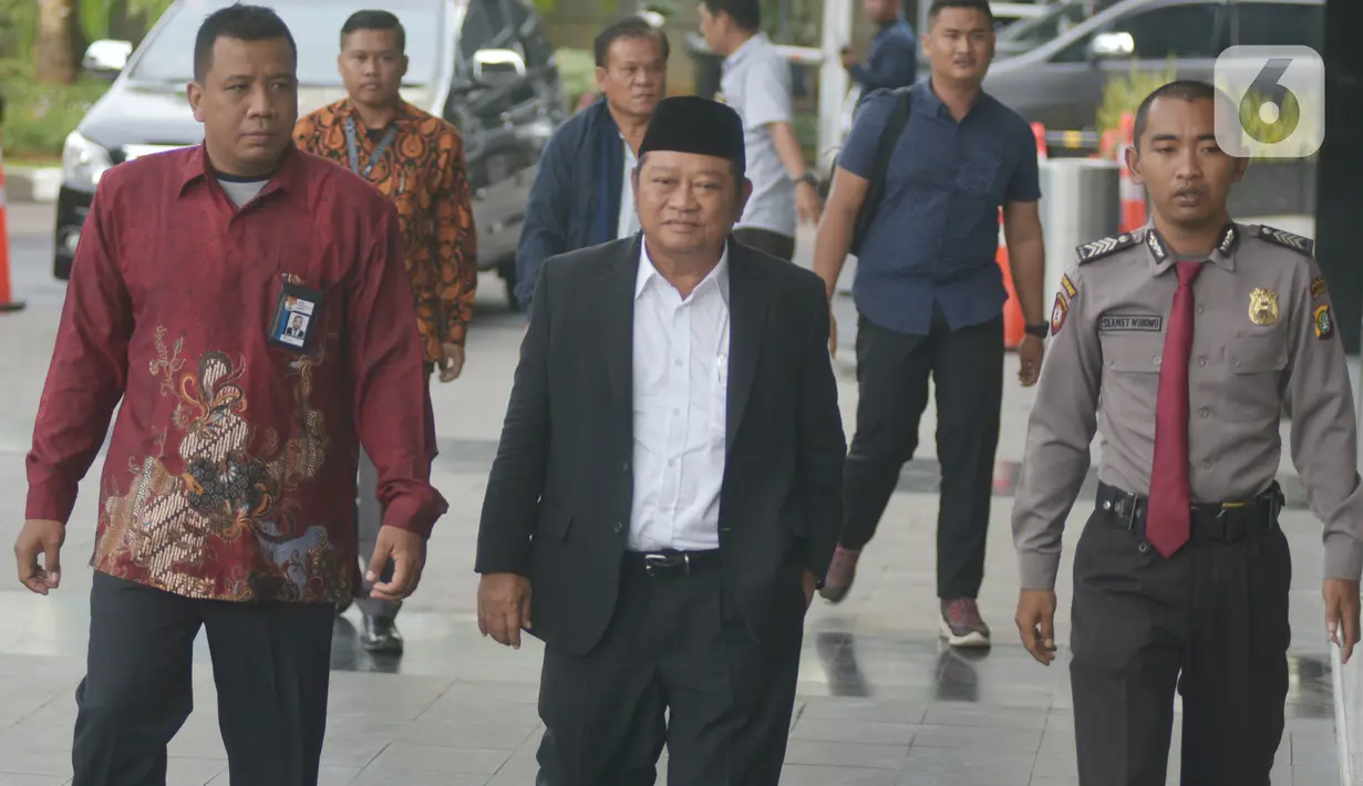 Bupati Sidoarjo Saiful Ilah (tengah) tiba di gedung KPK untuk menjalani pemeriksaan, Jakarta, Rabu (8/1/2020). Bupati Sidoarjo Saiful Ilah beserta beberapa orang lainnya terjaring operasi tangkap tangan (OTT) KPK yang diduga terkait pengadaan barang dan jasa. (merdeka.com/Dwi Narwoko)