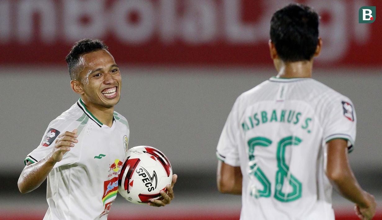Pemain PS Sleman, Irfan Jaya melakukan selebrasi usai mencetak gol ke gawang PSM Makassar pada laga perebutan juara tiga Piala Menpora 2021 di Stadion Manahan, Solo, Sabtu (24/4/2021). (Bola.com/M Iqbal Ichsan)