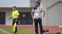 Pelatih Bali United, Alessandro Stefano Cugurra Rodrigues saat melawan Persita Tangerang dalam laga pekan ke-4 BRI Liga 1 2021/2022 di Stadion Pakansari, Bogor, Jumat (24/09/2021). Bali United menang 2-1. (Bola.com/Bagaskara Lazuardi)