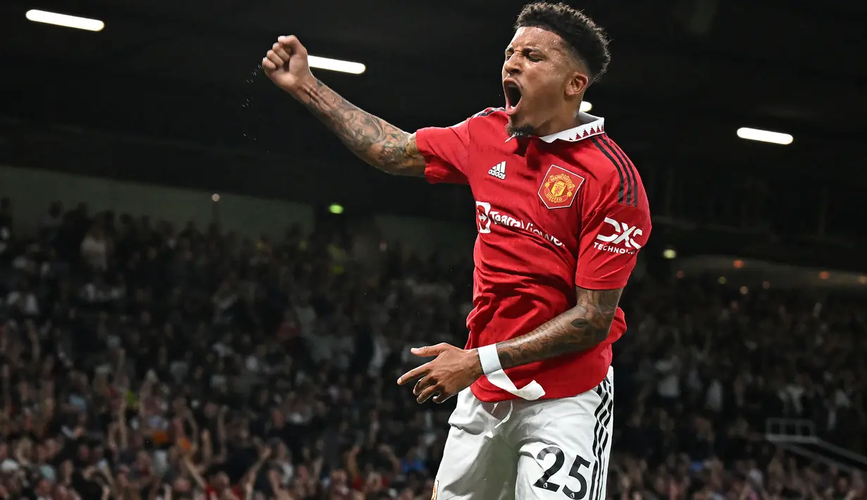 <p>Jadon Sancho. Sayap kiri Inggris berusia 22 tahun ini menjadi pemain termahal keempat dalam Derby Manchester edisi terbaru. Jadon Sancho didatangkan Manchester United pada awal musim 2021/2022 dari Borussia Dormund dengan nilai transfer 85 juta euro atau kini setara Rp1,39 triliun. Dalam Derby Manchester di Liga Inggris ia selalu tampil dalam 3 kesempatan dengan torehan 1 gol. (AFP/Paul Ellis)</p>