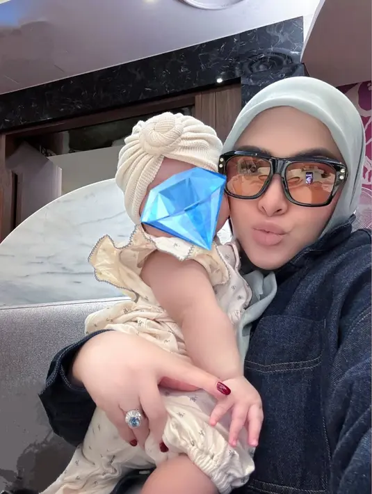 Tak terasa, waktu berlalu begitu cepat. Princess R, buah hati dari pasangan selebriti Syahrini dan Reino Barack, kini telah menginjak usia 5 bulan.