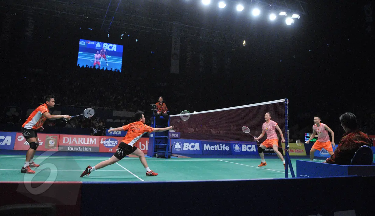 Pertarungan sengit antara Tontowi/Liliyana melawan Zhang Nan/Zhao Yunlei asal Tiongkok di semifinal BCA Indonesia Open Superseries Premier 2015, Jakarta, Sabtu (6/6/2015).  Tontowi/Liliyana kalah 21-16, 15-21, 18-21. (Liputan6.com/Herman Zakharia)