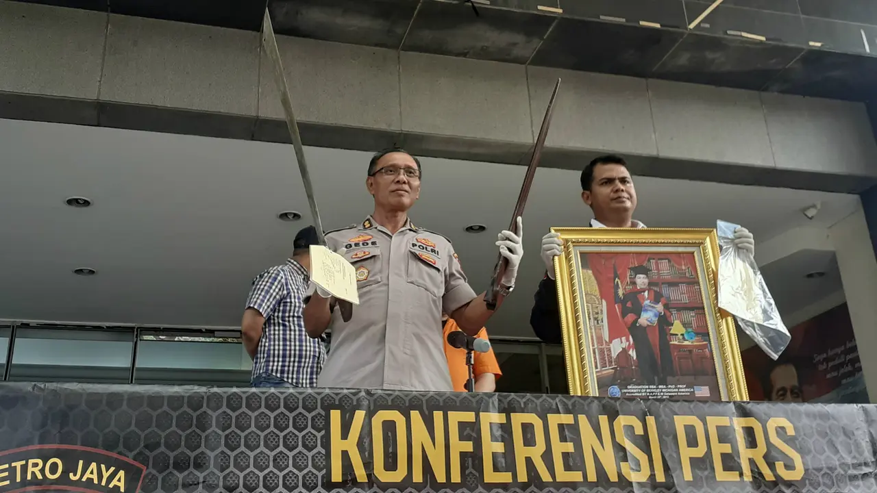 Konferensi pers mengenai pemilik mobil yang membawa parang saat pelantikan presiden dan wakil presiden.