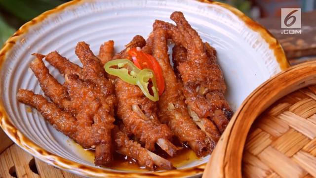 Tak hanya enak dan terjangkau. Rupanya, ceker ayam memiliki manfaat untuk kesehatan. Diteliti oleh Departemen Ilmu Hewan Universitas Chung-Hsing Nasional, Taiwan. Ceker ayam merupakan sumber kolagen yang membuat kulit tampak lebih muda.