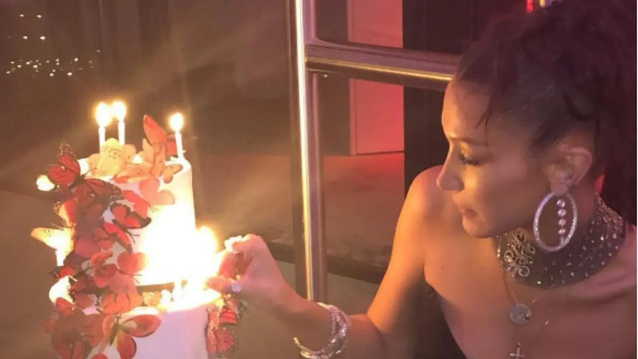 Bella Hadid rayakan ulang tahun ke 22, Gigi Hadid tak mau kalah tampil seksi