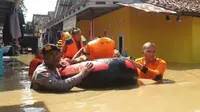 Petugas Polresta dan BPBD membantu evakuasi warga Cirebon Timur yang menjadi korban terdampak banjir. (ist)