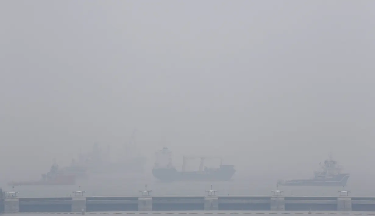 Kabut asap terlihat di daerah pelabuhan di pantai selatan Singapura, Senin (5/10). Indeks Standar Polutan (PSI) kabut asap mencapai angka tertinggi 186 pada jam 4 sore waktu setempat, menurut Badan Lingkungan Nasional. (REUTERS/Edgar Su)