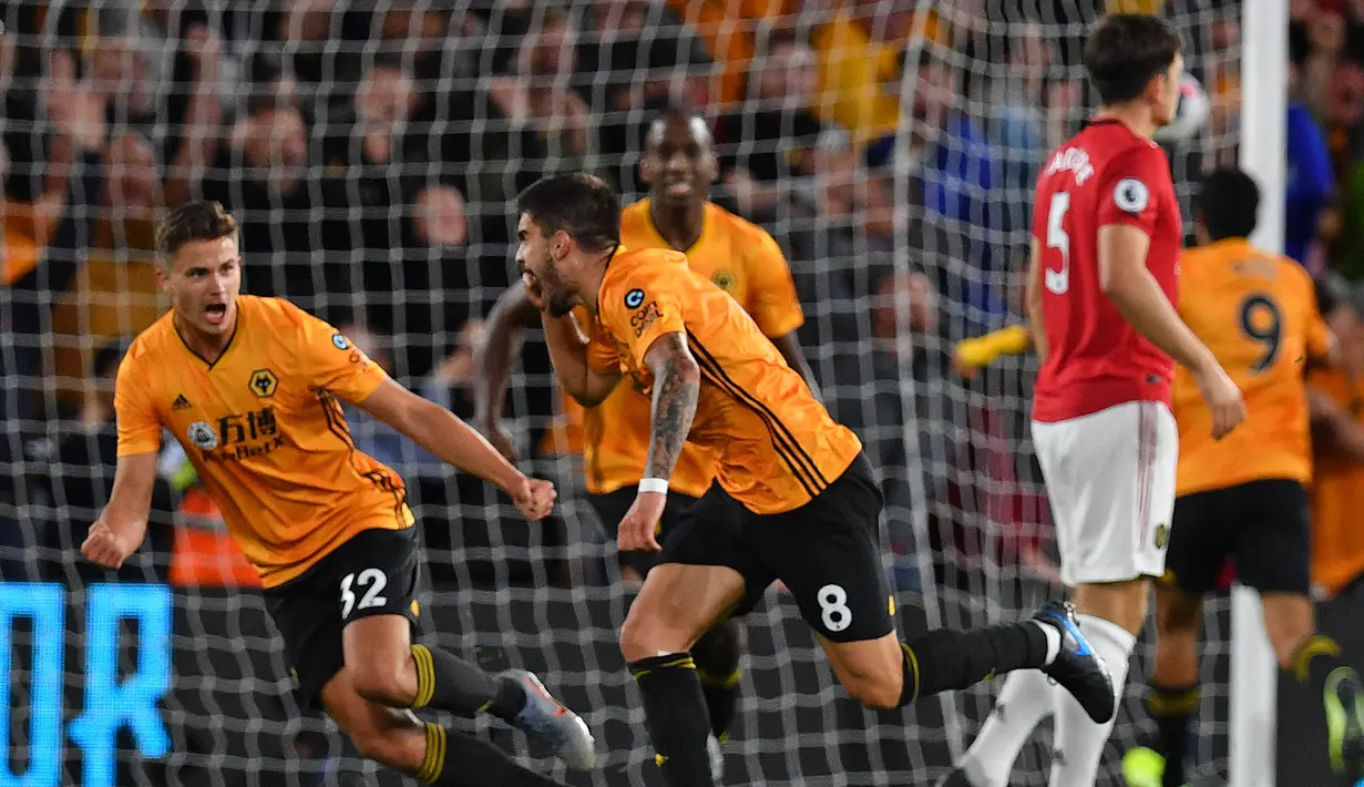 Para pemain Wolverhampton merayakan gol yang dicetak Ruben Neves ke gawang Manchester United pada laga Premier League di Stadion Molineux, Wolverhampton, Senin (19/8). Kedua klub bermain imbang 1-1. (AFP/Paul Ellis)
