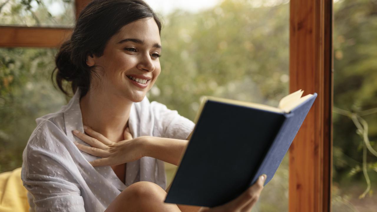 Ilustrasi membaca buku, teks biografi diri sendiri