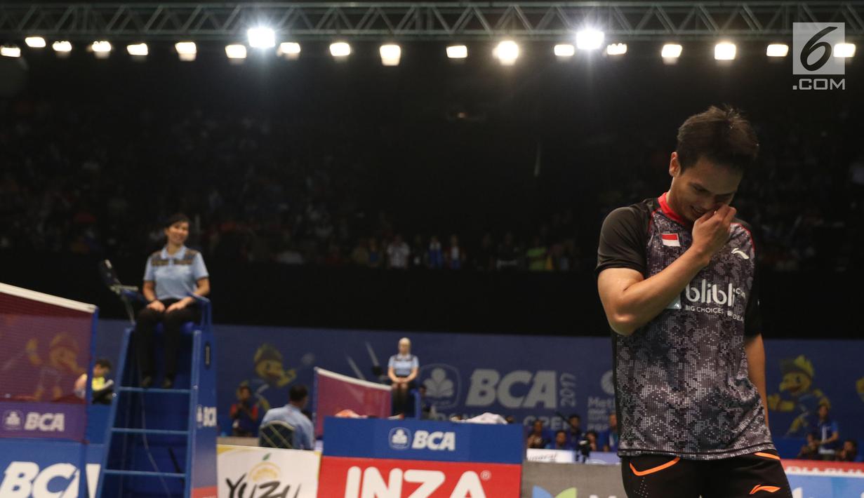 Ganda Putra Indonesia, Mohammad Ahsan mengelap muka saat melawan K Kedren/D Puavaranukroh (Thailand) di babak pertama Indonesia Open 2017, Jakarta, Rabu (14/6). M Ahsan/Rian kalah 21-19 17-21 21-18. (Liputan6.com/Helmi Fithriansyah)