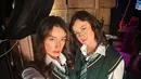 Kimberly dan Natasha Ryder tampil kembar jadi Slytherin's sister. Kedua kenakan kemeja putih dan rok mini yang dipadukan dengan vest dan dasi hijau [@natasharyder]