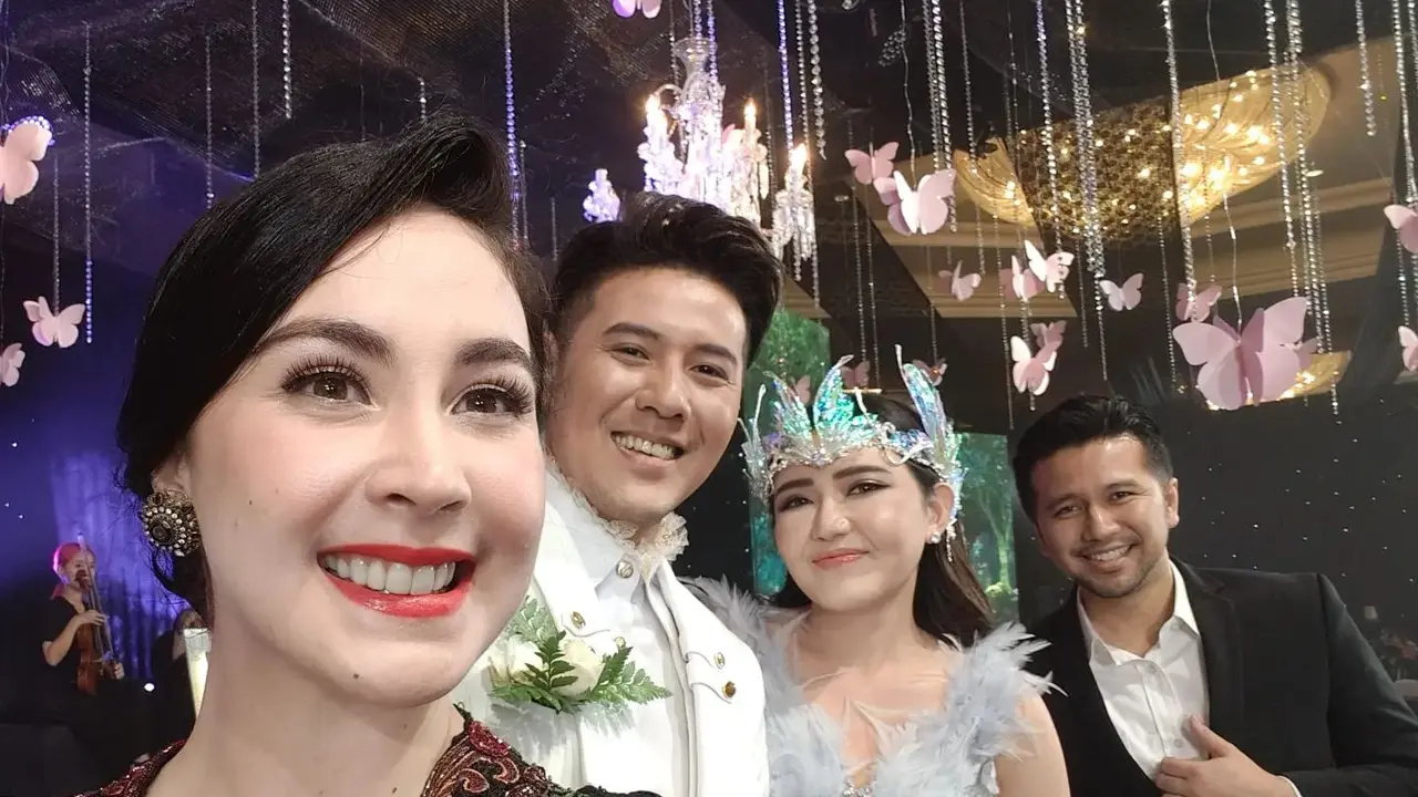 Tampil Serasi, Ini 6 Potret Arumi Bachsin dan Emil Dardak di Pernikahan Via Vallen