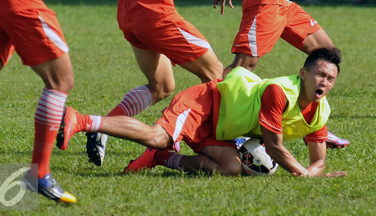 Penyerang Persija, Sutanto Tan terjatuh saat latihan di Yon Zikon 14 Jakarta, Jumat (6/5/2016). Persija akan melakoni laga lanjutan Torabika Soccer Championship presented by IM3 Ooredoo melawanSemen Padang, Minggu (8/5). (Liputan6.com/Helmi Fithriansyah)