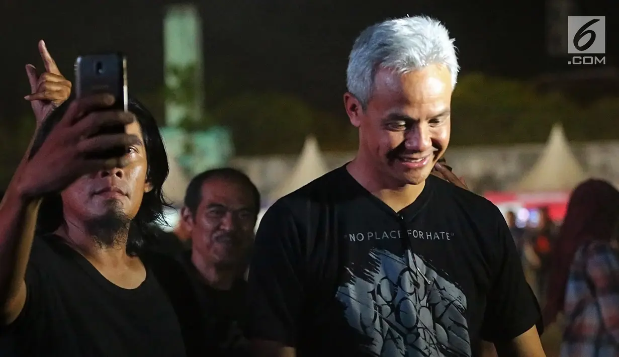 Gubernur Jawa Tengah, Ganjar Pranowo tiba untuk menonton Jogjarockarta 2018 di Stadion Kridosono Yogyakarta (27/10). Ganjar datang untuk menyaksikan Band thrash metal asal AS Megadeth dan sejumlah musisi tanah air. (Fimela.com/Bambang E.Ros)