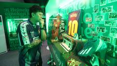 Fans Real Madrid melihat pernak-pernik klub Barcelona di fans museum yang tersedia di acara bertajuk Meet The UEFA Champion League Trophy and Legends di MGP Space SCBD, Jakarta, Sabtu (27/4/2024). (Bola.com/M iqbal Ichsan)