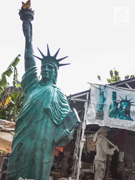 Patung Liberty karya perajin Sutopo terlihat di kawasan Pondok Cabe, Tangerang Selatan, Jumat (14/12). Sutopo menjual patungnya berkisar antara Rp1,7 juta Hingga Milliaran rupiah. (Liputan6.com/Faizal Fanani)