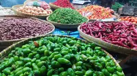 Sejumlah sayuran mengalami penurunan harga akibat melimpahnya pasokan menjelang pertengahan ramadan tahun ini. (Liputan6.com/Jayadi Supriadin)