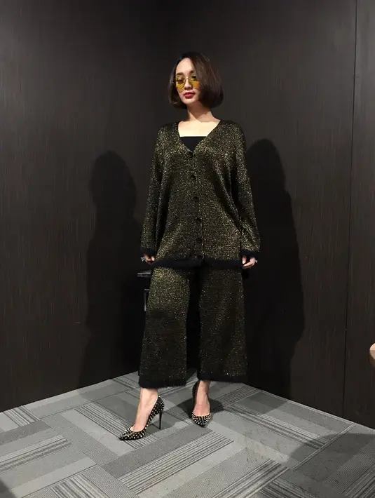 Zaskia Gotik memang dikenal sebagai wanita yang sederhana, akan tetapi terkadang ia juga kerap tampil dengan gaya glamor. (Foto: instagram.com/zaskia_gotix)