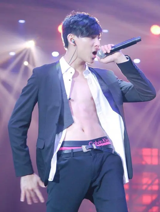 Bambam GOT7 dikenal sebagai idol yang punya wajah tampan menawan. Akan tetapi saat membuka baju, ia terlihat begitu manly. (Foto: pinterest.com)