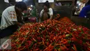 Pedagang merapihkan cabai di Pasar Induk Senen, Jakarta, Kamis (11/6/2015). Mendag, Rachmat Gobel memastikan akan membuka keran impor untuk cabe merah dan bawang merah. Hal ini dilakukan untuk memenuhi kebutuhan jelang ramadan. (Liputan6.com/Johan Tallo)