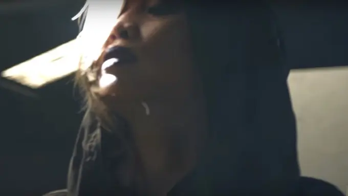 Aksi Awkarin di videoklip BAD