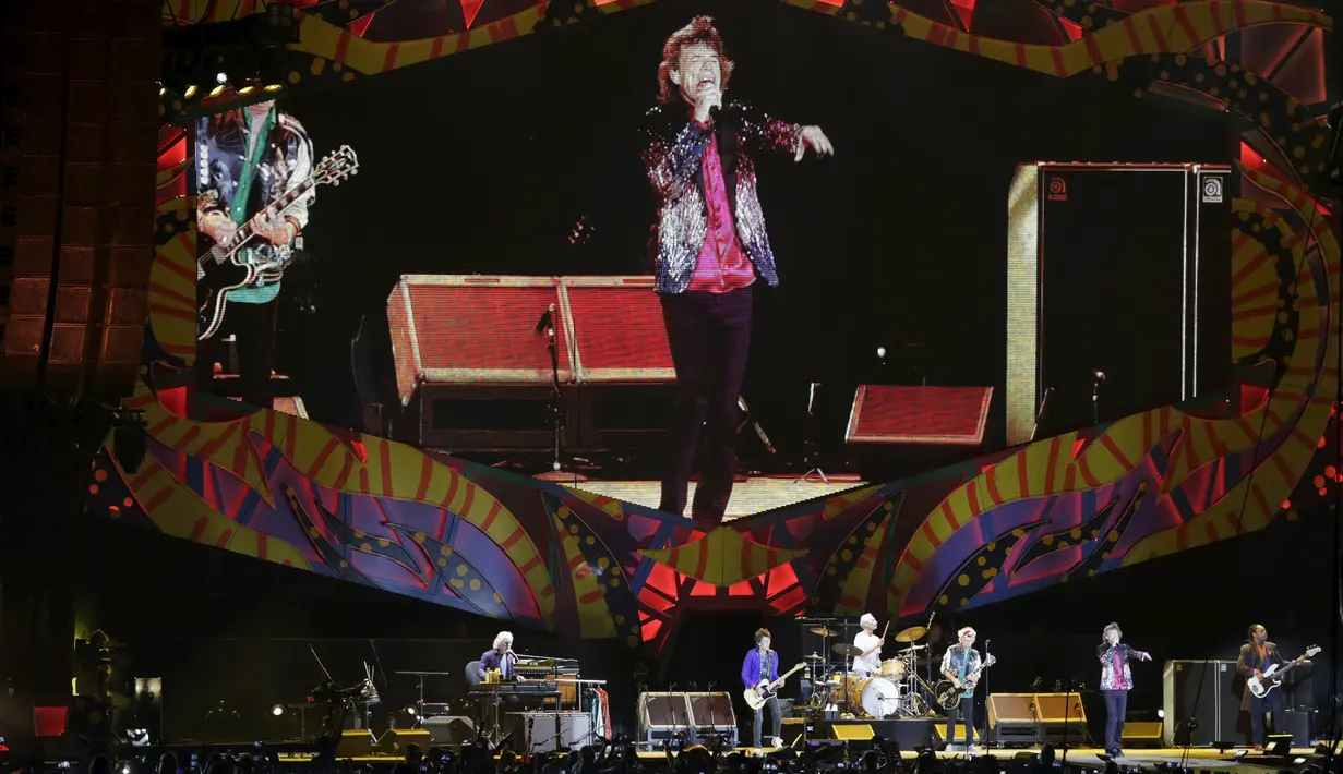 Vokalis Rolling Stones Mick Jagger saat beraksi di Ciudad Deportiva de la Habana, Kuba, 25 Maret 2016. Konser yang mendatangkan band rock and roll ini tidak dipungut biaya atau gratis. (REUTERS / Enrique de la Osa)