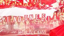Ilustrasi - Suporter Timnas Indonesia atmosfer SUGBK (Bola.com/Adreanus Titus)