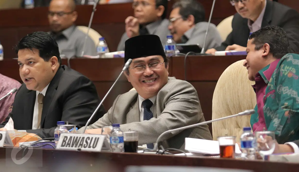 Ki-ka: Ketua KPU Husni Kamil Manik, Ketua DKPP Jimly Asshiddiqie dan Ketua Bawaslu Muhammad saat rapat dengar pendapat membahas evaluasi Pilkada 2015 dengan Komisi II di DPR RI, Jakarta, Senin (1/2/2016). (Liputan6.com/Angga Yuniar)
