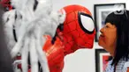 Pengunjung berpose dengan koleksi superhero di Statue4Heroes Gallery, Lotte Mall, Jakarta, Kamis (11/5/2023). Koleksi patung superhero terbesar di Asia kini hadir di Lotte Mall Jakarta. (merdeka.com/Imam Buhori)