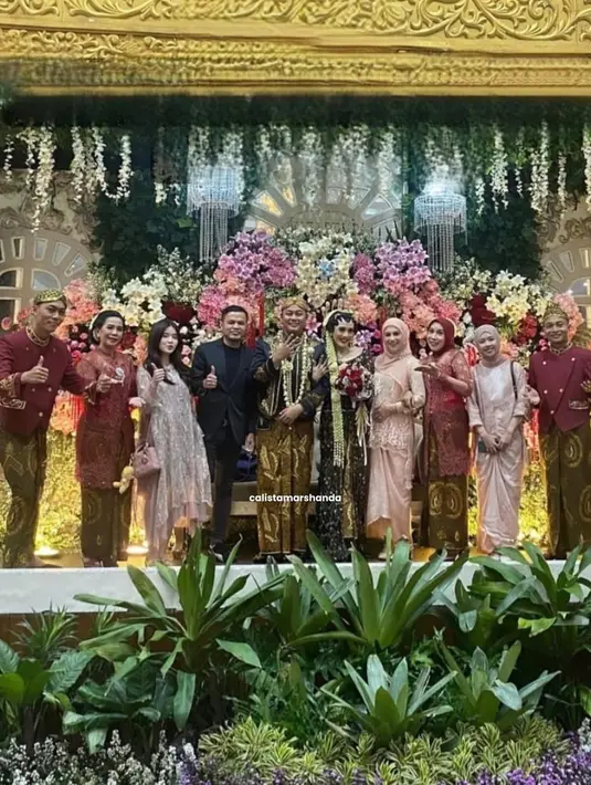 Haldy Sabri dan Irish Bella tampak berfoto dengan pasangan pengantin beserta keluarga di pelaminan dalam sesi foto bersama. Irish dan dua anak sambungnya tampak memakai busana senada bernuansa peach dan cokelat muda. (Liputan6.com/IG/@_irishbella_)